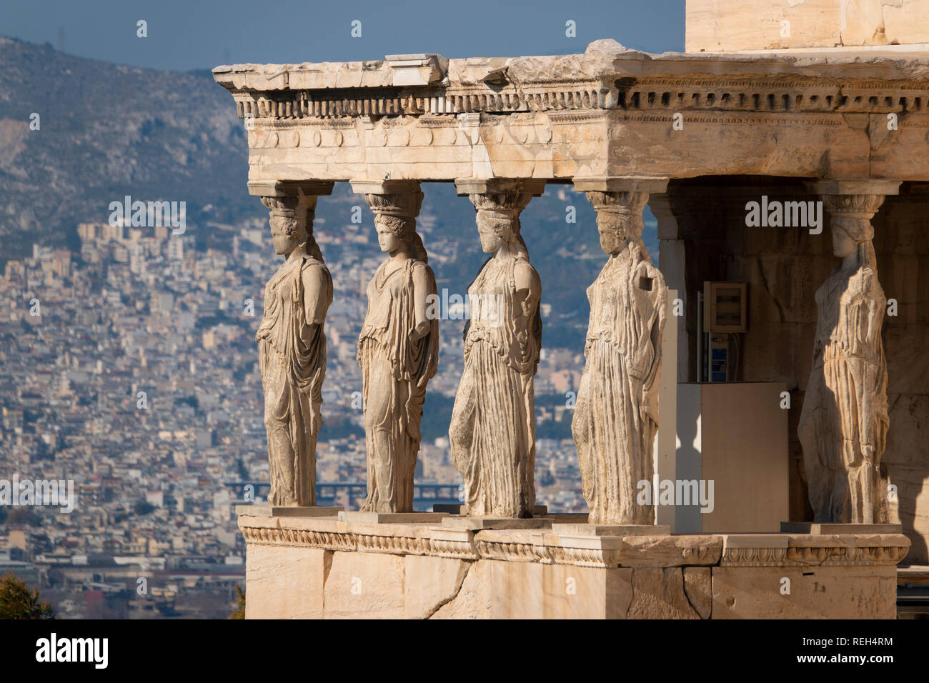 Europa Griechenland Athen Athena Akropolis Eréchtheio Pandroseion Spalten der Frauen mit der Stadt Athen im Hintergrund Stockfoto