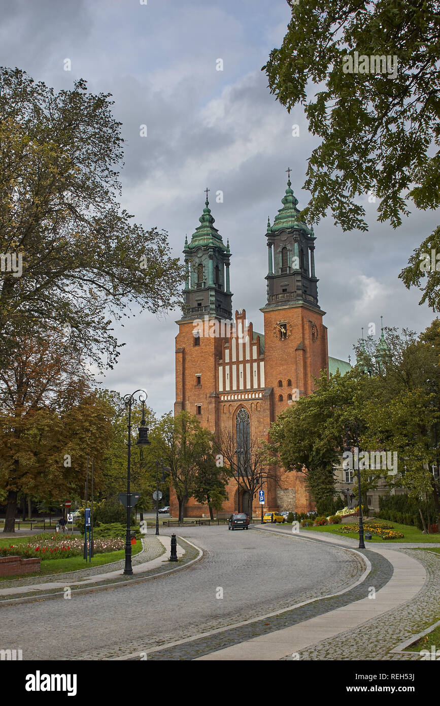Poznan, Polen - 29. August 2006: Blick auf Archcathedral Basilika von St. Peter und St. Paul auf der Tumski Insel. Es ist eine der ältesten Kirchen in Polan Stockfoto