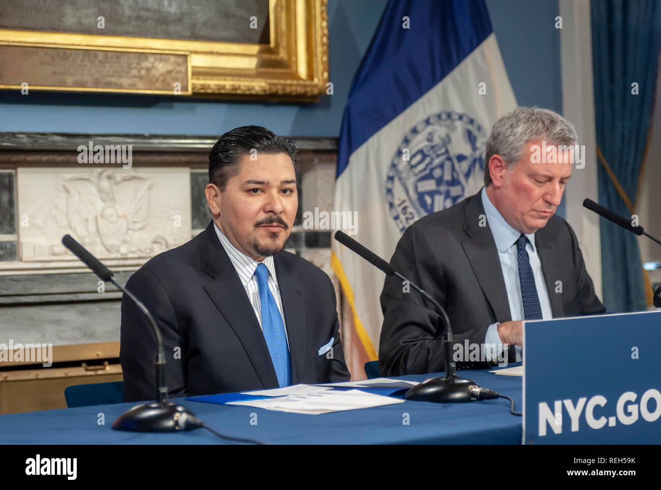New York Bürgermeister Bill De Blasio, rechts, und Richard A. Carranza, Abt. Bildung Schulen Bundeskanzler auf einer Pressekonferenz in das blaue Zimmer in New York City Hall am Donnerstag, Januar 17, 2019 auf dem Verlassen der Schule. (© Richard B Levine) Stockfoto