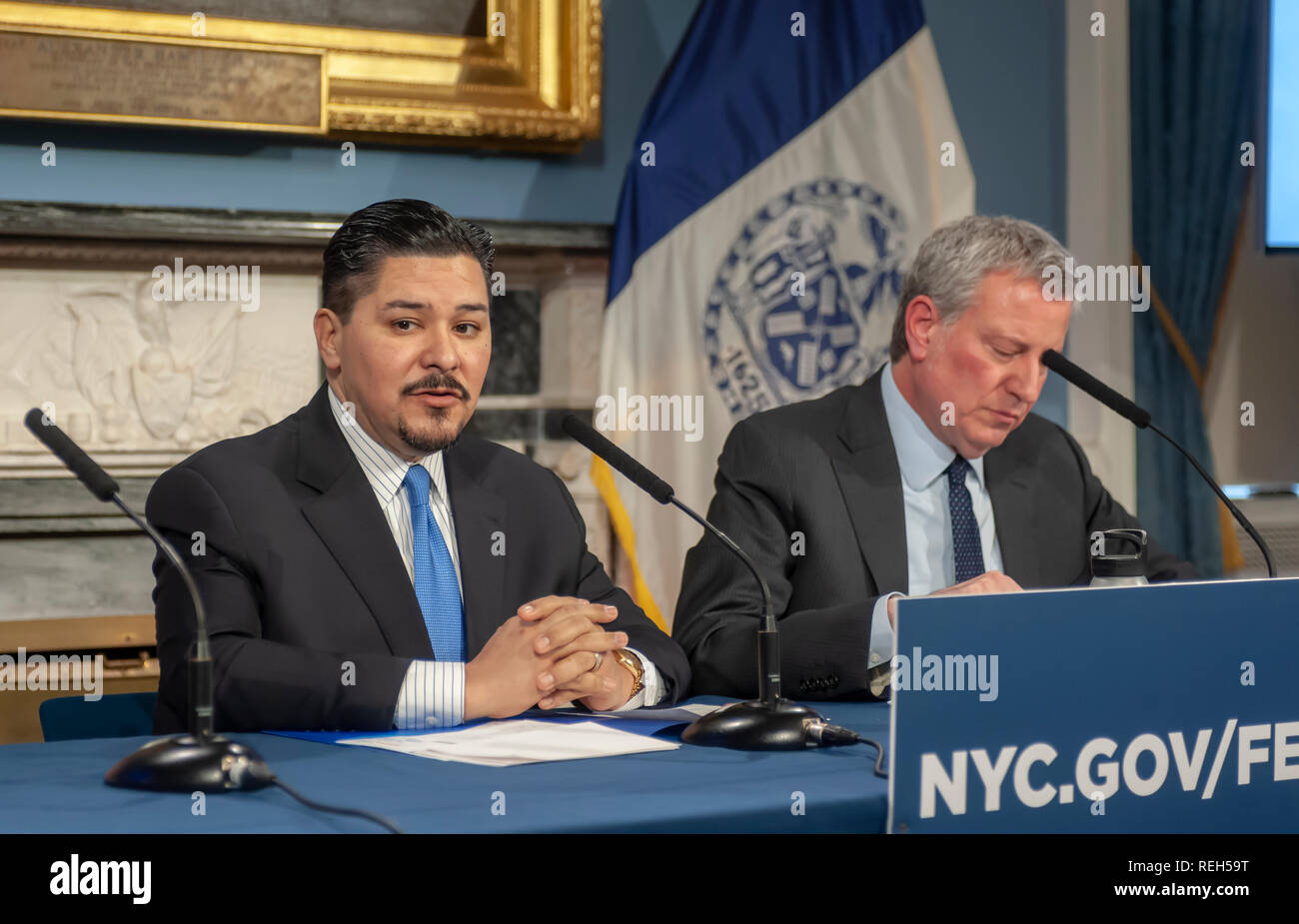 New York Bürgermeister Bill De Blasio, rechts, und Richard A. Carranza, Abt. Bildung Schulen Bundeskanzler auf einer Pressekonferenz in das blaue Zimmer in New York City Hall am Donnerstag, Januar 17, 2019 auf dem Verlassen der Schule. (Â© Richard B Levine) Stockfoto