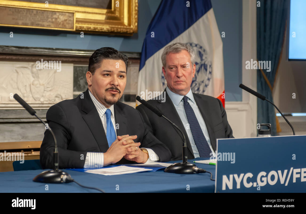 New York Bürgermeister Bill De Blasio, rechts, und Richard A. Carranza, Abt. Bildung Schulen Bundeskanzler auf einer Pressekonferenz in das blaue Zimmer in New York City Hall am Donnerstag, Januar 17, 2019 auf dem Verlassen der Schule. (Â© Richard B Levine) Stockfoto