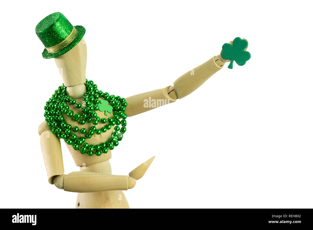 Isolierte St Patrick's Day mannequin mit einem shamrock Herzen grün Glitzer hut und einem anderen shamrock Holding Stockfoto
