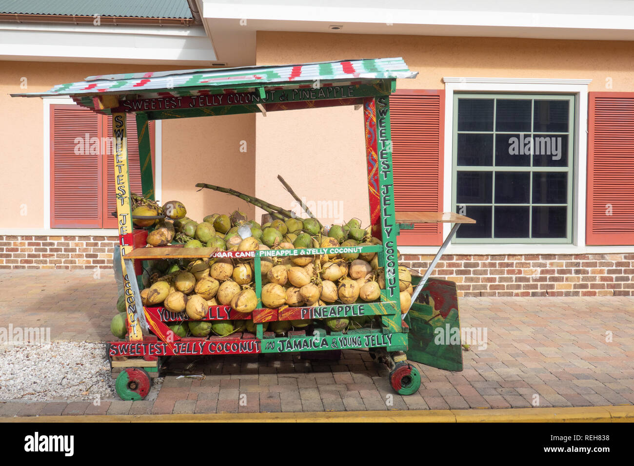 Gelee Kokosnuss und Zuckerrohr Warenkorb in den Hafen von Falmouth Jamaika Stockfoto
