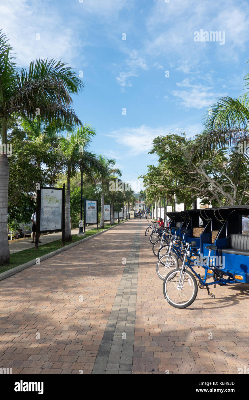 Falmouth Jamaika 19. Dez 2019 Fahrrad Taxis stehen bereit für die Touristen bei der Ankunft im Hafen von Falmouth Stockfoto