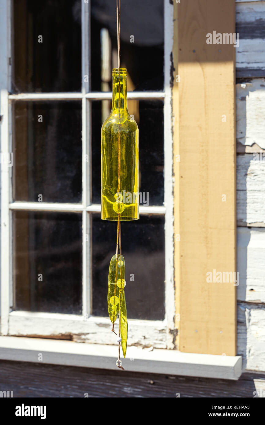 Gelbe Windspiel garten Kunst aus einem Glas Flasche gemacht Stockfoto