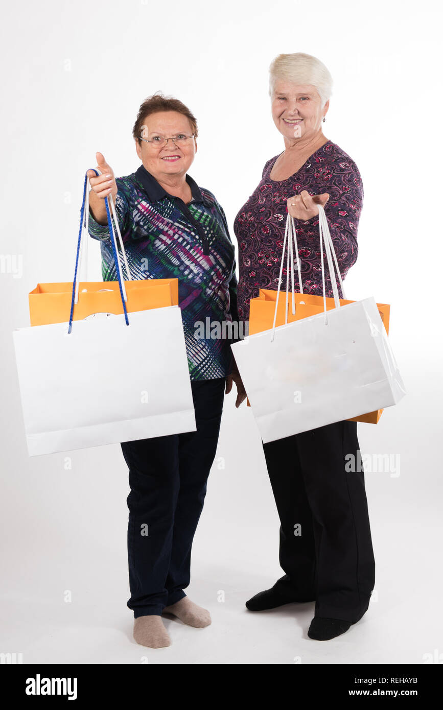 Zwei ältere Frauen mit Einkaufstaschen Stockfoto