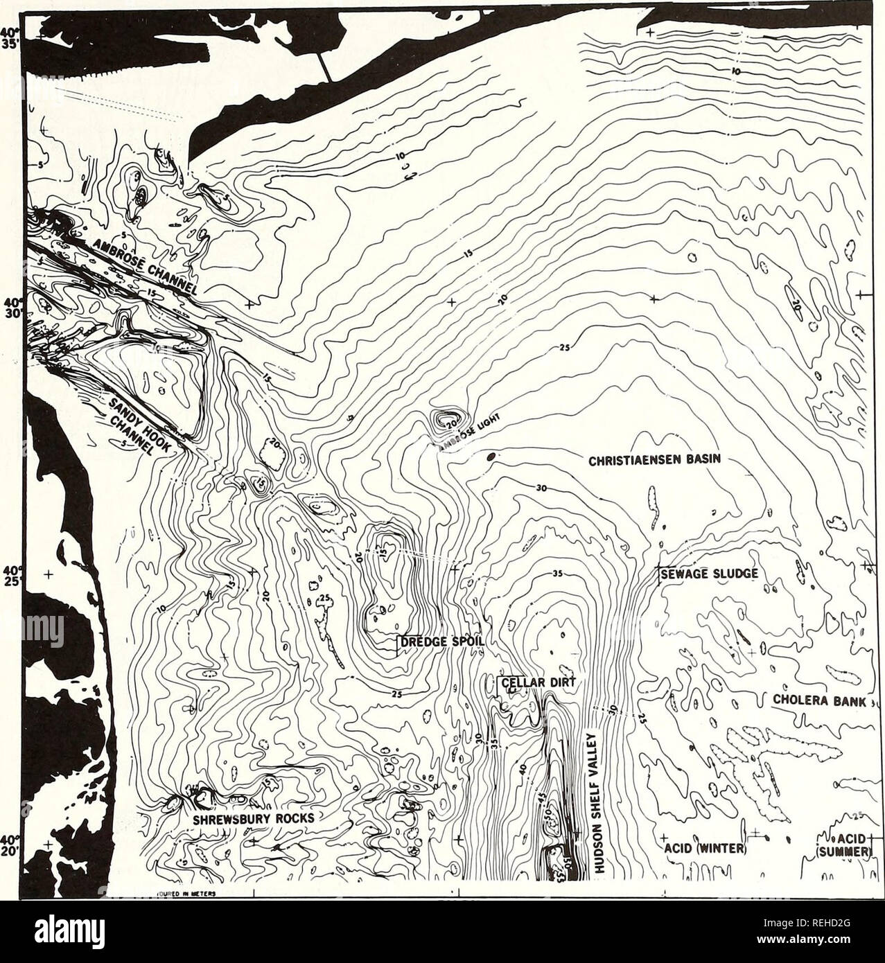 . Gesammelte reprints/Atlantic ozeanographische und meteorologische Laboratorien [und] Pacific ozeanographische Laboratories. Ozeanographie Zeitschriften.. 94 geologische Prozesse. 74 * 00' Bild. 3. 73* 55 73* 50 73* 45 73* 40' Bathymetrische Karte der New York Bight Apex. Höhenlinienintervall, 1 m. Daten (in Metern) von 1973 NOAA-Korps der Ingenieure Umfrage. wurden aus dem frühen 20. Jahrhundert dump-ing der sortierten Bau Aushub- und Sand und Kies aus dem Ausbaggern des Ambrosius und Sandy Hook Tv (Wil - liams 1975). Vergleich der 1973 bathymetrische sur-vey Ergebnisse mit den Daten aus dem Jahr 1936 Stockfoto