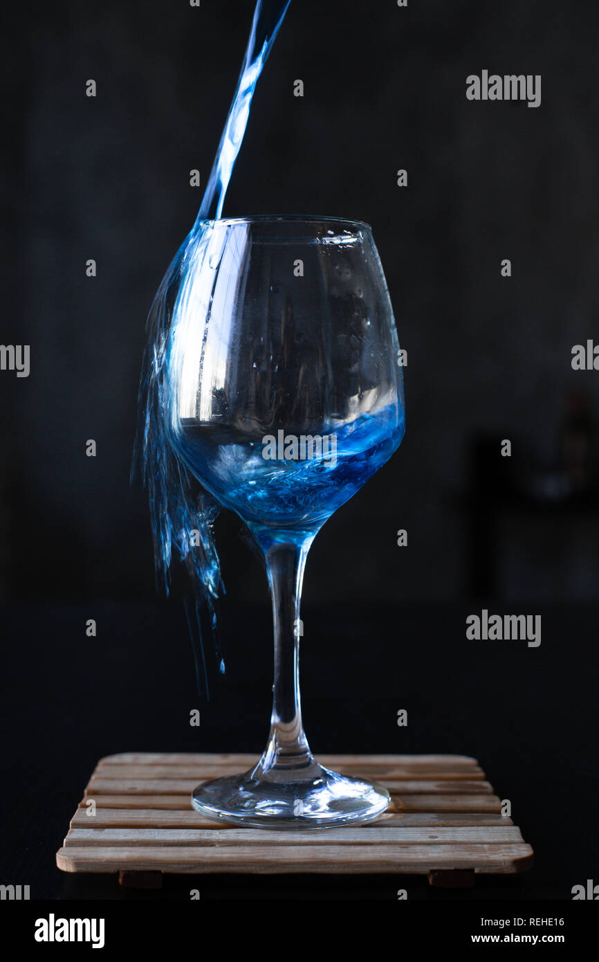 Butterfly Pea Tee. In ein Glas gießen von blue Tee. Schweißen Stockfoto