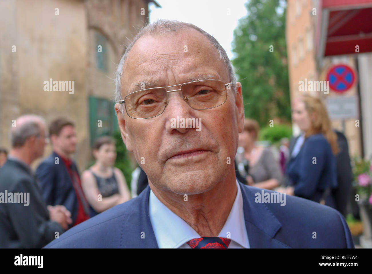 Porträt von Ernst Senior Business Mann an der Kamera auf der Suche Stockfoto