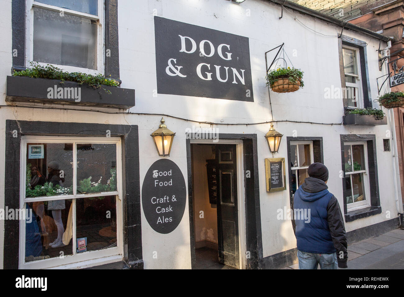 Hund und Gewehr traditioneller englischer Pub in Keswick, Lake District, Cumbria, England Stockfoto