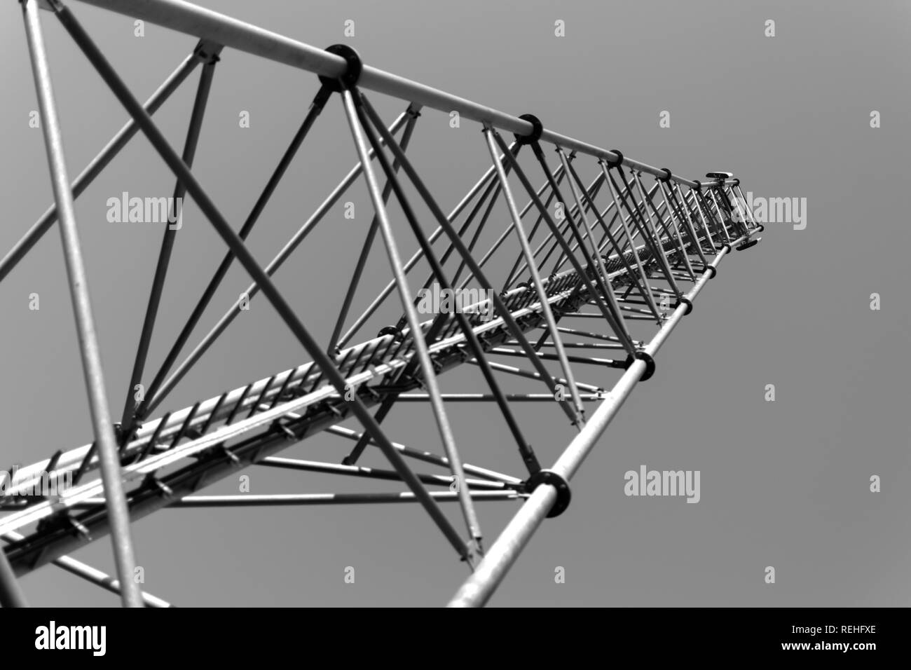 Die Struktur der Metallmast der Telefon Tower ist von unten gesehen. Stockfoto