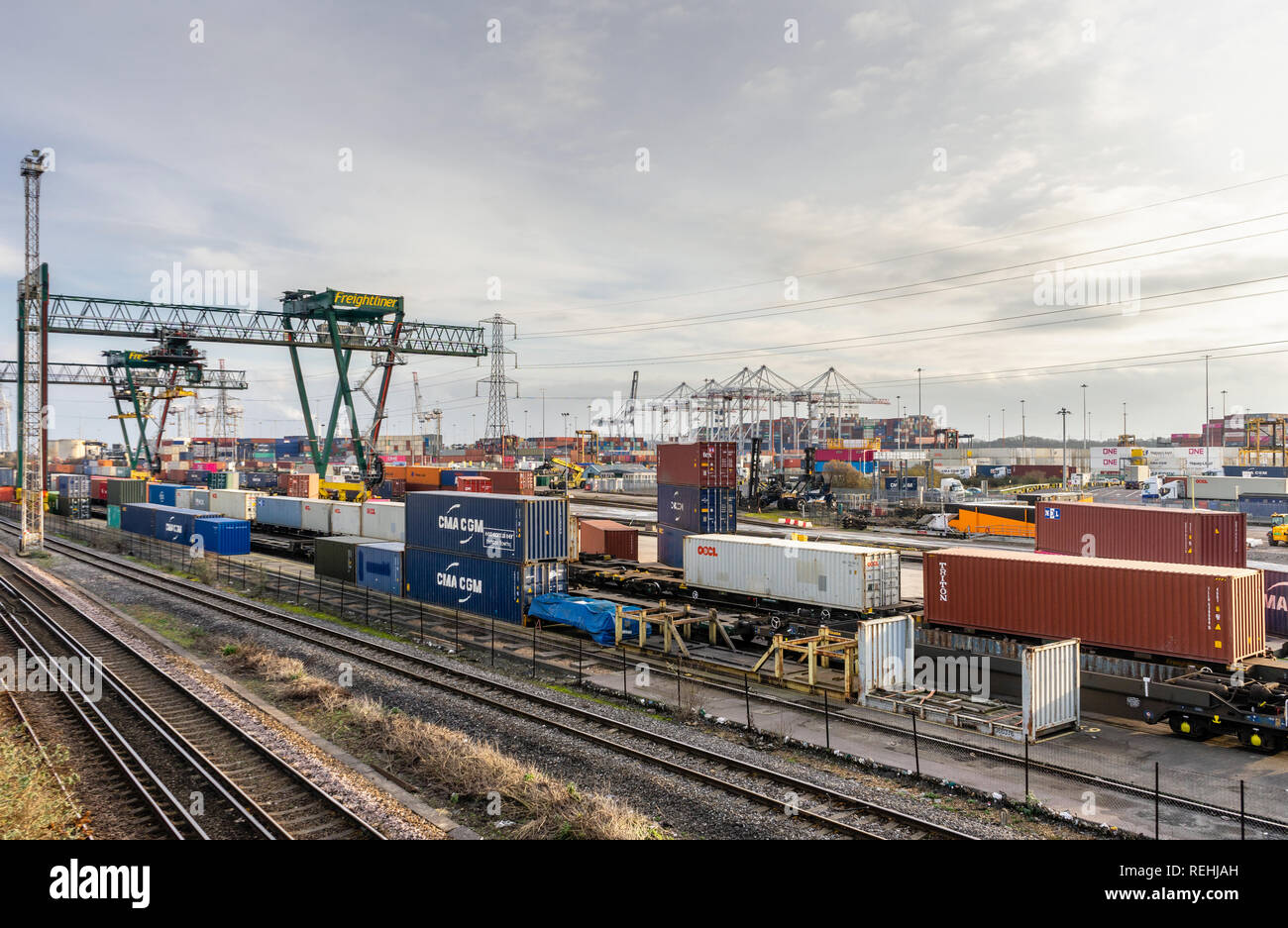 Freightliner Kran in den geschäftigen Hafen von Southampton am Dock Gate 20, Hampshire, Southampton Docks, England, Großbritannien Stockfoto