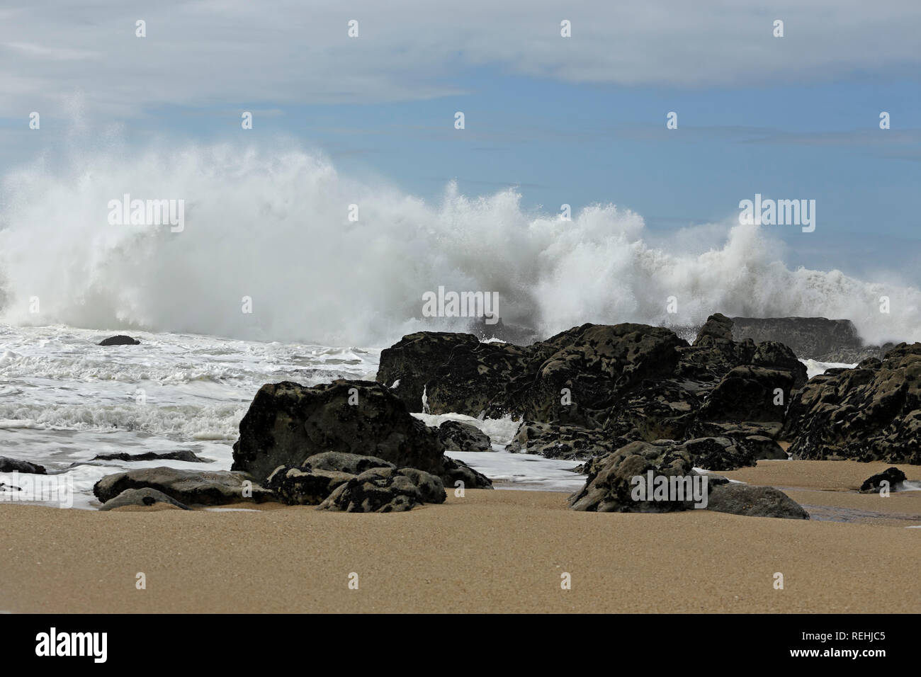 Große Absturz stürmischen Wellen in einem sonnigen Steinstrand von der portugiesischen Küste im Norden. Stockfoto