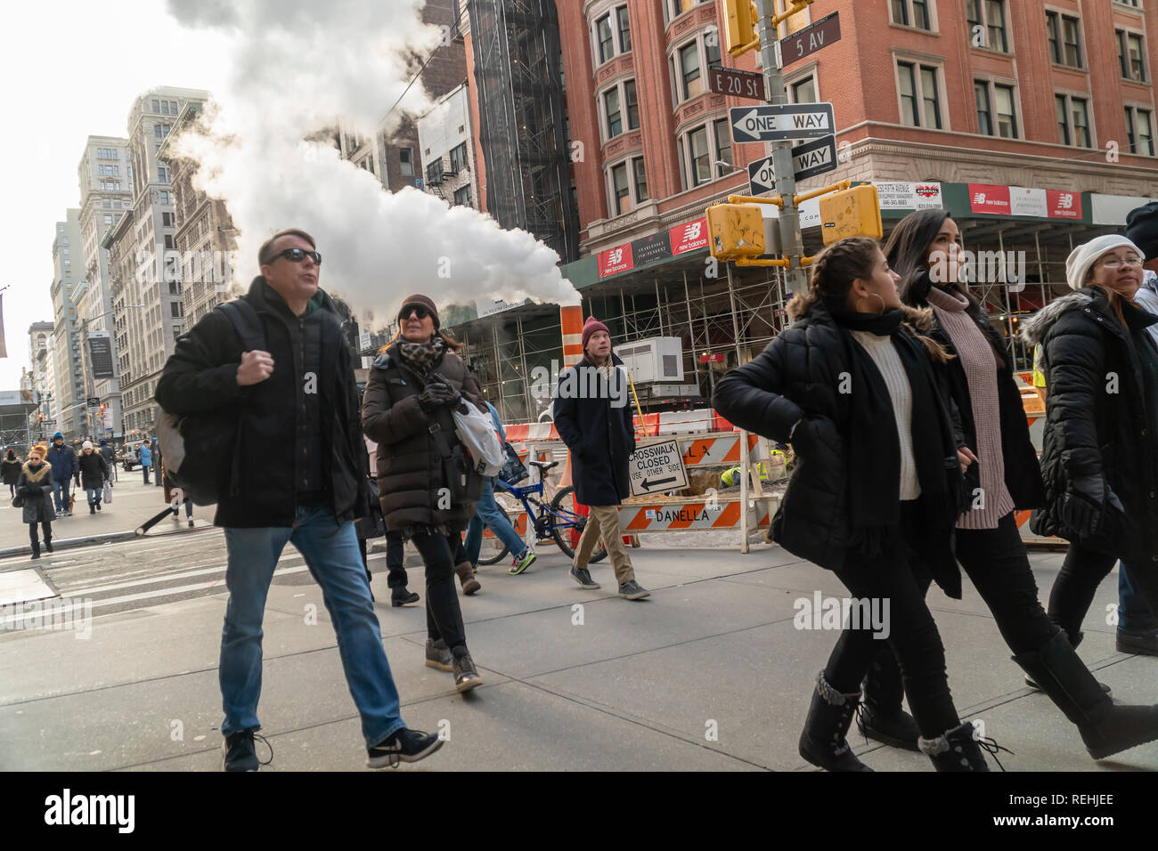 Fußgänger vorbei Con Edison Entlüftung überschüssiger Dampf während ein Rohr Reparatur im Flatiron Viertel von New York am Samstag, 12. Januar 2019. (© Richard B. Levine) Stockfoto