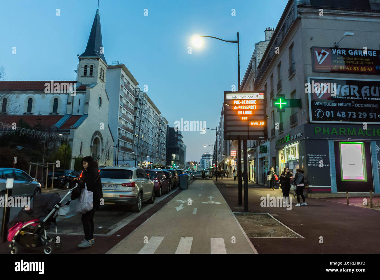 Joinville-sur-Pont, Frankreich, Pariser Vororte bei Nacht, Straßenszene, moderne Stadterneuerung, Stadtviertel Stockfoto