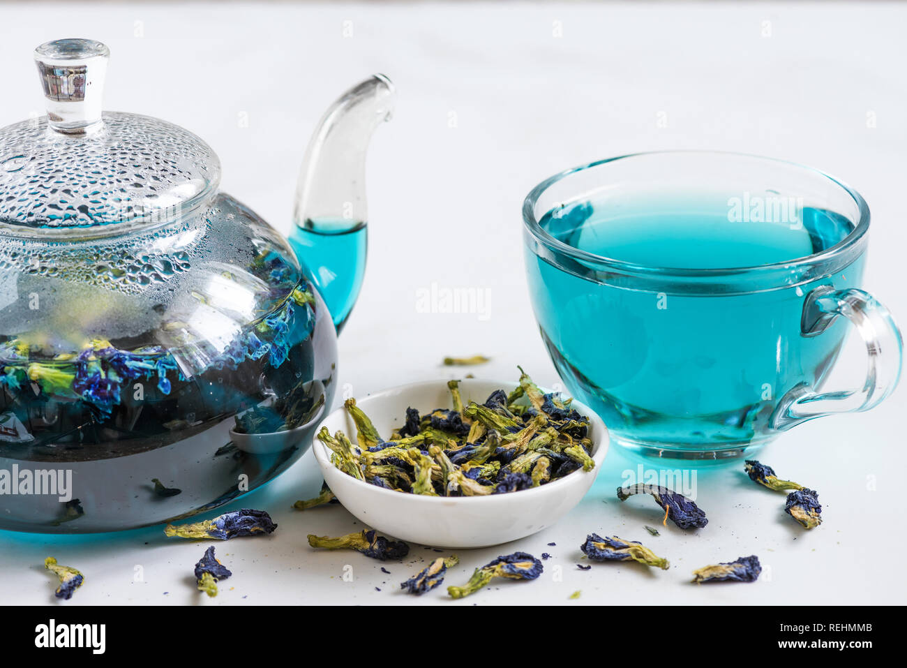 Tasse Butterfly Pea Kaffee Oder Tee Mit Transparent Blau Teekanne Fur Gesunde Detox Trinken Auf Weissem Marmor Tisch Nach Oben Schliessen Stockfotografie Alamy