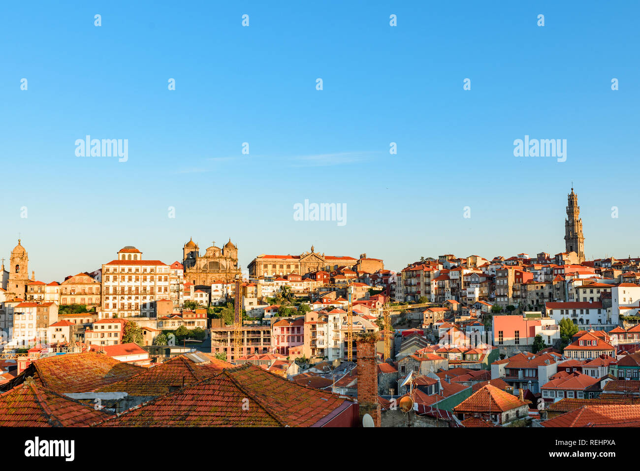 Porto, Portugal Altstadt Skyline mit orangefarbenen Dächern surise Stockfoto