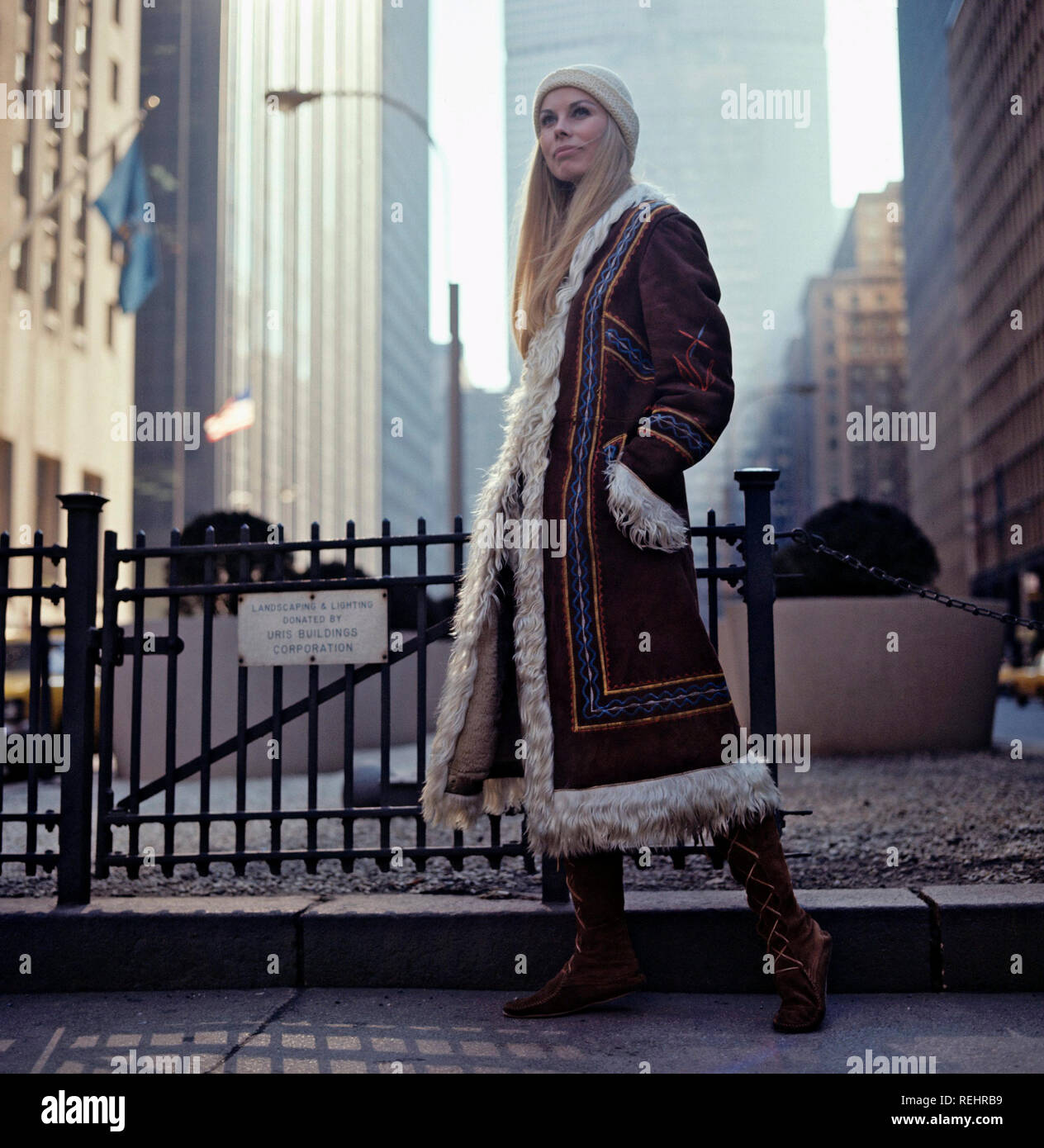 70er Jahre Lifestyle und Mode. Eine junge Frau in einem typischen 70er Jahre Mantel. Ihr Name ist Marita Lindholm, Model. 1971 Stockfoto