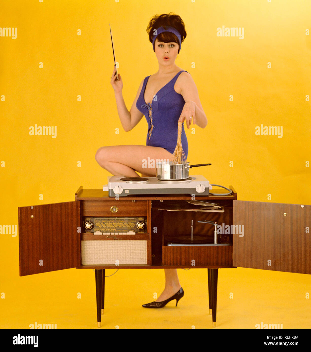 1960 Bikini. Eine junge in einem Badeanzug. Bild beim Kochen