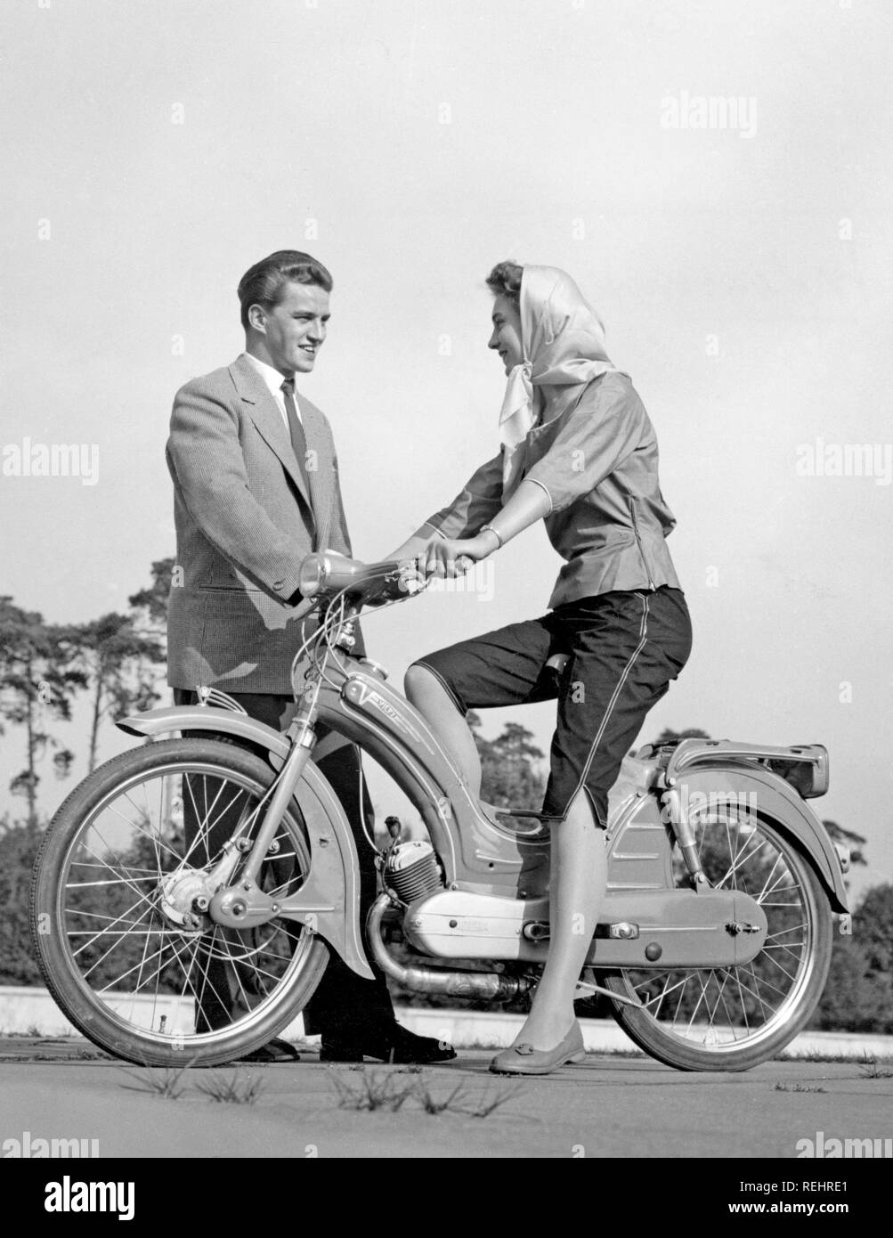 Mädchen fahren ein Moped Modell Vicky IV in den 1950er Jahren. Stockfoto