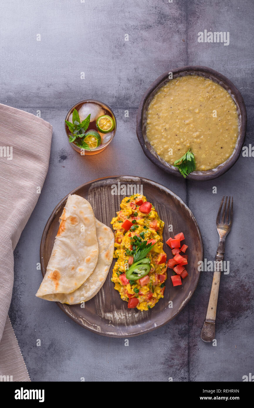 Rührei mit Zwiebeln und indischen Gewürzen, indischen Küche Stockfoto