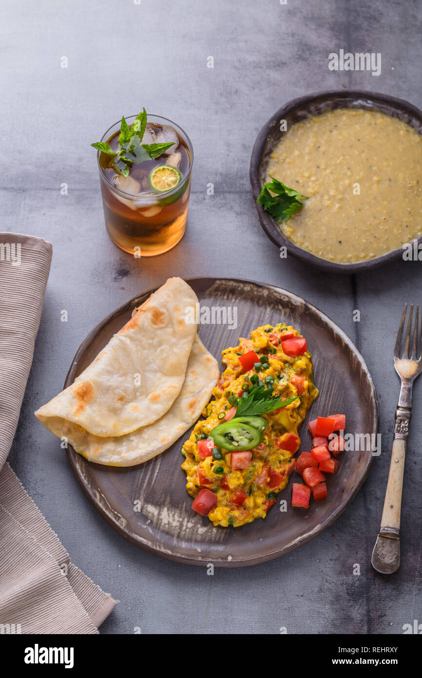 Rührei mit Zwiebeln und indischen Gewürzen, indischen Küche Stockfoto