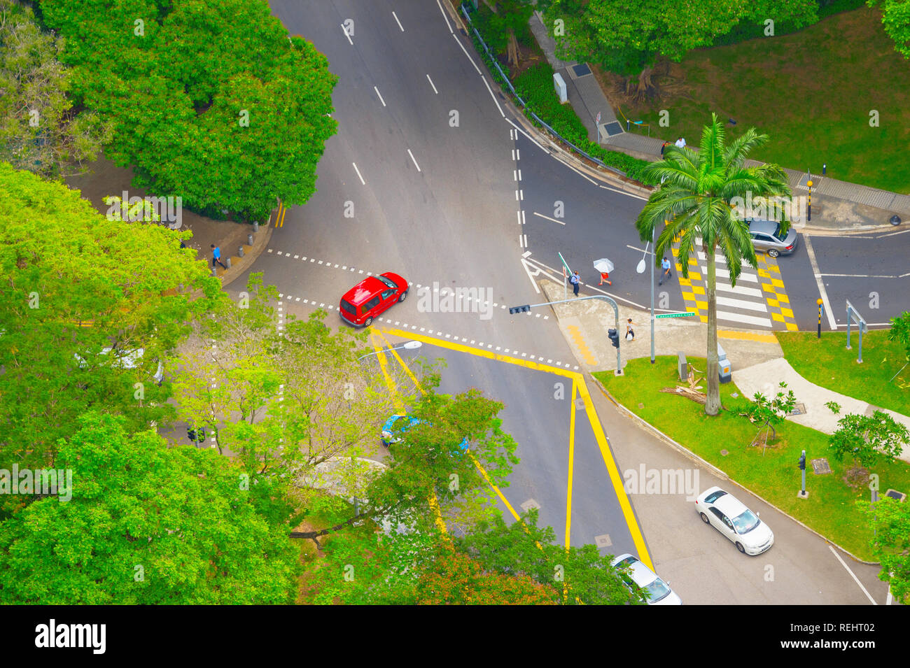 Luftaufnahme des Straßenverkehrs in Singapur. Menschen, die über die Straße Stockfoto