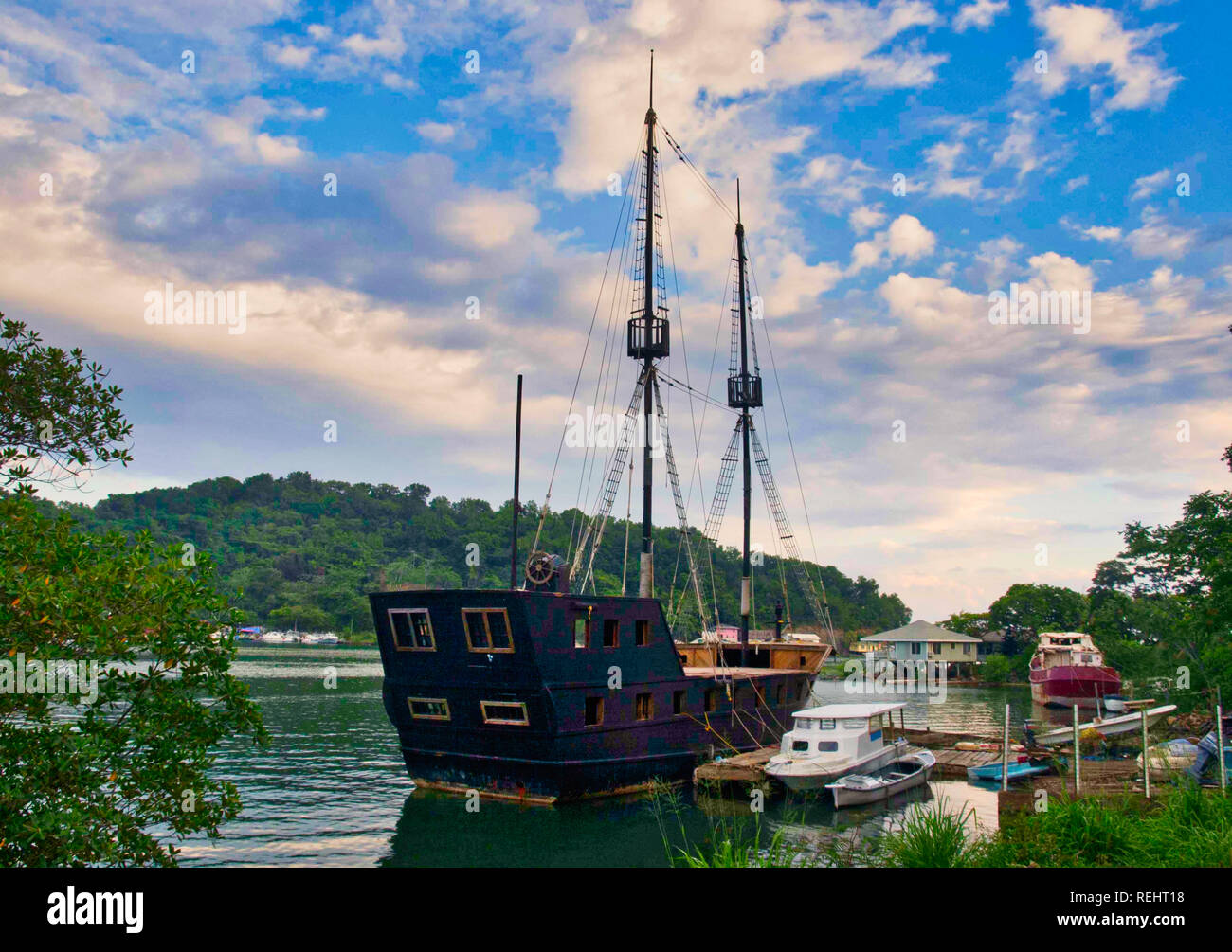 Piratenschiff in Roatan Stockfoto