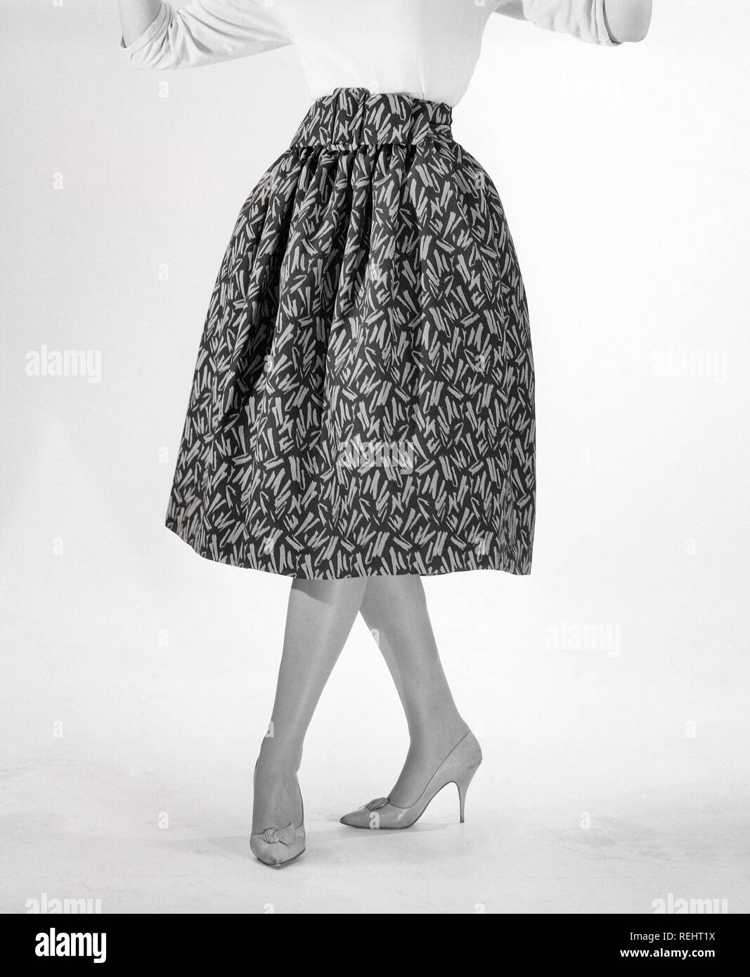 50er Jahre Mode. Eine junge Frau in einem typischen 50er Jahre Kleid. Einen weiten Rock Kleid mit einem 50 s patterened Gewebe. Schweden 1950. Foto Kristoffersson ref CO 96-8 Stockfoto