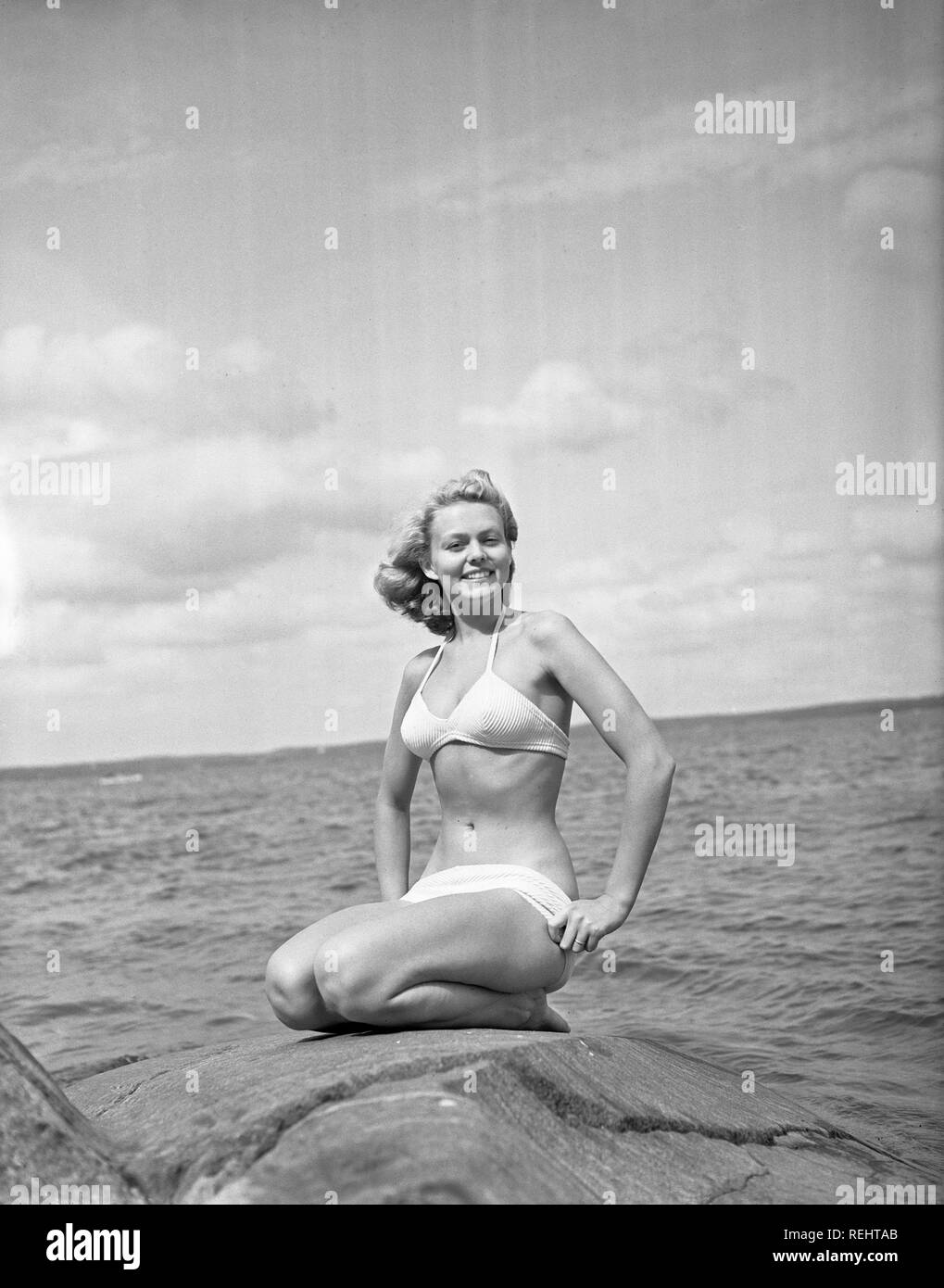 1940 bikinifashion. Eine schwedische junge Frau in einem weißen Bikini an  einem Sommertag. Schweden 1948. Foto Kristoffersson ref217 a-7. Ihr Name  ist Haide Göransson, schwedische Fashion Model Stockfotografie - Alamy