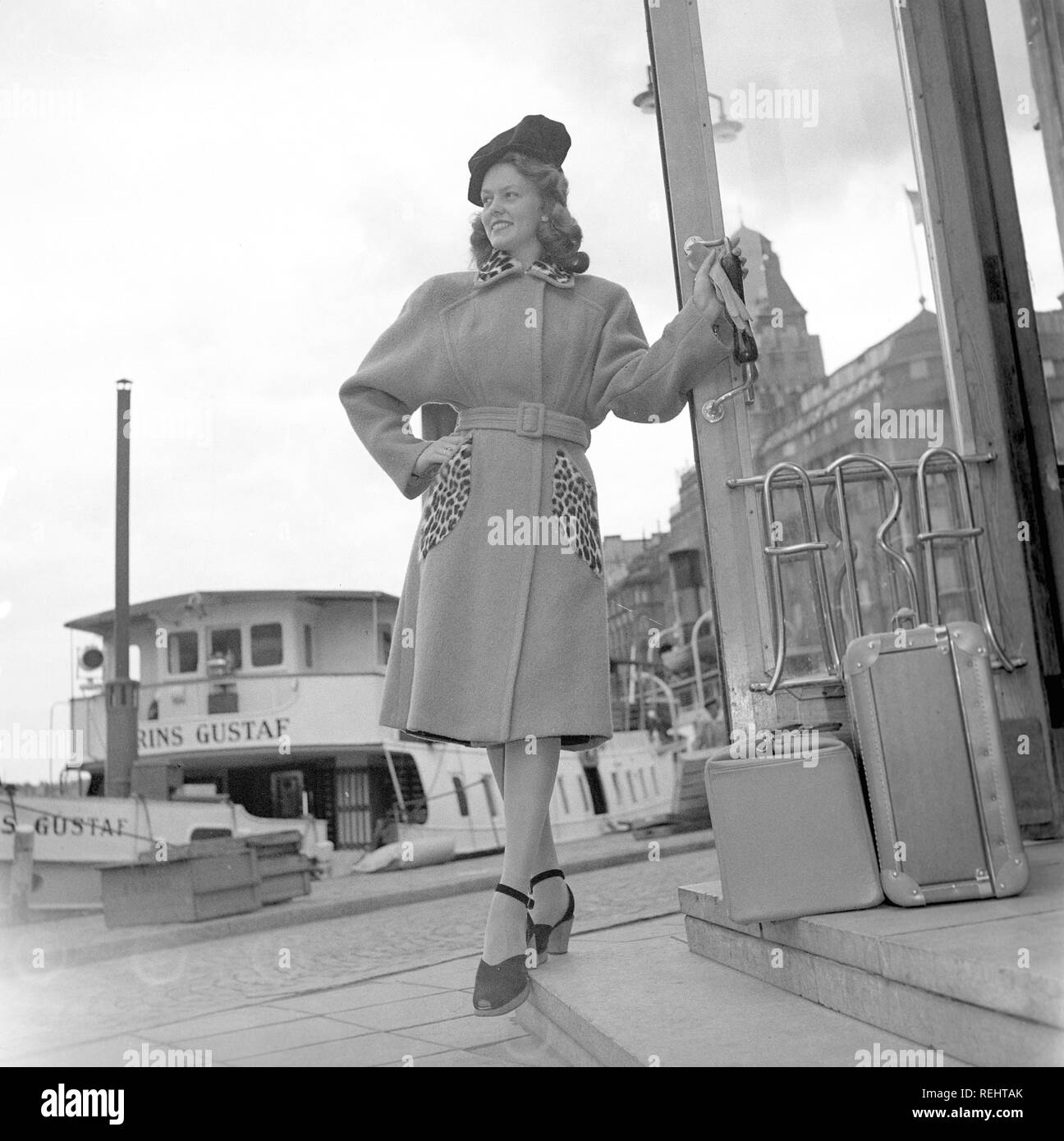 Damenmode in den 1940er Jahren. Eine junge Frau in einem typischen 1940er  Mantel mit Leopard gemusterten Details. Foto Kristoffersson Ref V 77-2.  Schweden 1947 Stockfotografie - Alamy