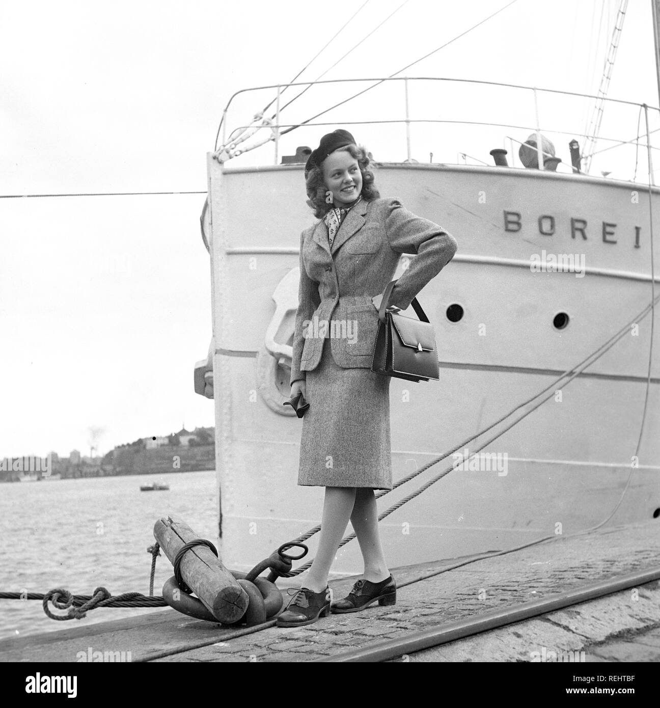 Damenmode in den 1940er Jahren. Eine junge Frau in einem typischen 1940er Jacke und Rock, mit passendem Hut, Schuhe, Handschuhe, und Handtasche. Foto Kristoffersson Ref V 77-4. Schweden 1947 Stockfoto