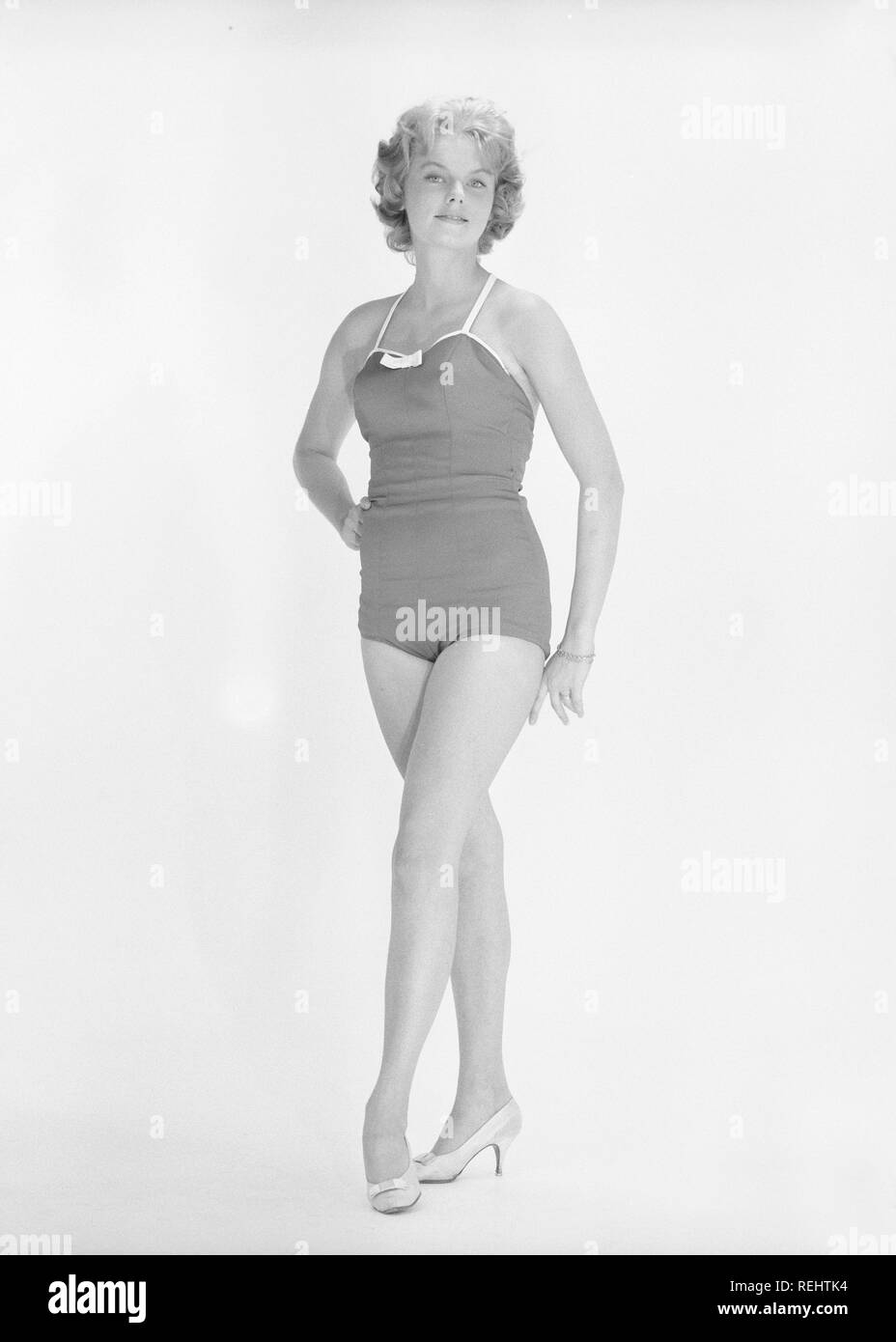1960 Bikini Mode Ein Blondes Madchen In Einem Fotografen Studio In Einem Typischen 60er Badeanzug Schweden Der 60er Jahre Foto Kristoffersson Ref Cp 27 12 Stockfotografie Alamy