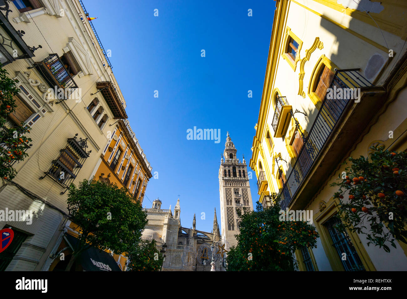 Blick auf den Glockenturm im Girala Plaza Virgen de Los​ Reyes von der Calle Mateos Gogo im Viertel Santa Cruz in Sevilla, Spanien Stockfoto