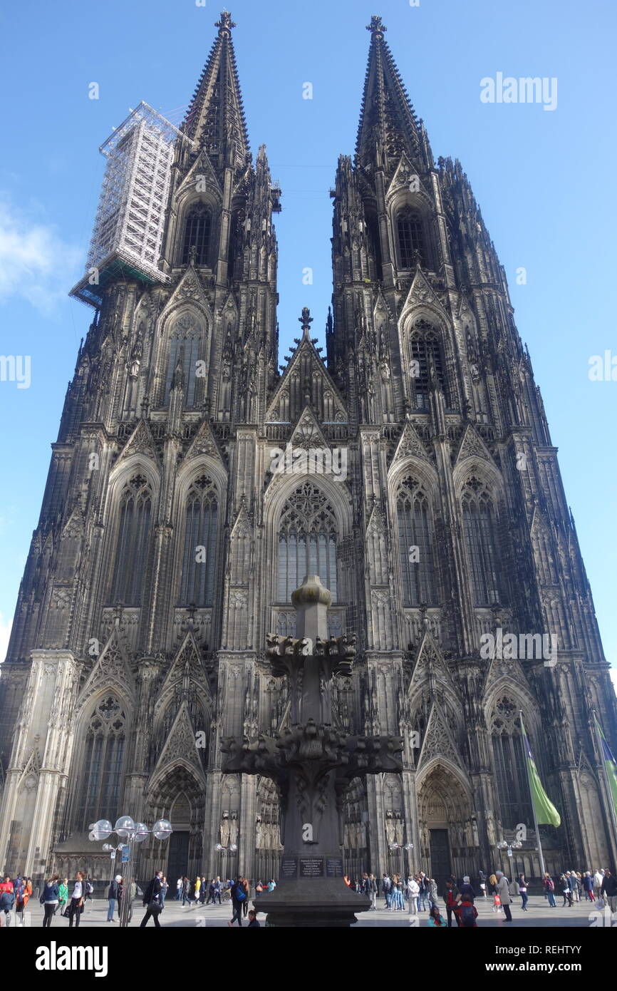 Die Fassade des Kölner Doms, der größten Fassade der Kirche in der Welt. Gerüst ziert den linken Turm. Stockfoto