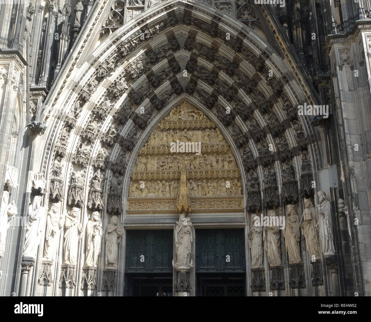 Der Bogen der Haupteingang der Kölner Dom in Deutschland. Stockfoto