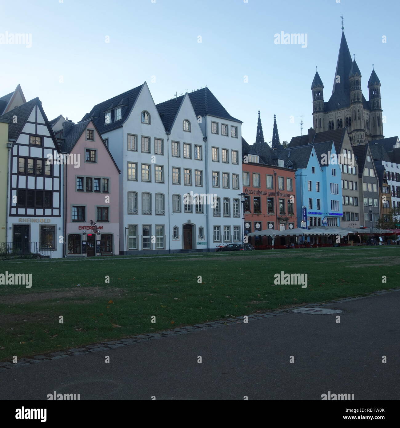 Hübsches Gebäude in der Kölner Altstadt, direkt am Ufer des Rheins in Köln, Deutschland. Stockfoto