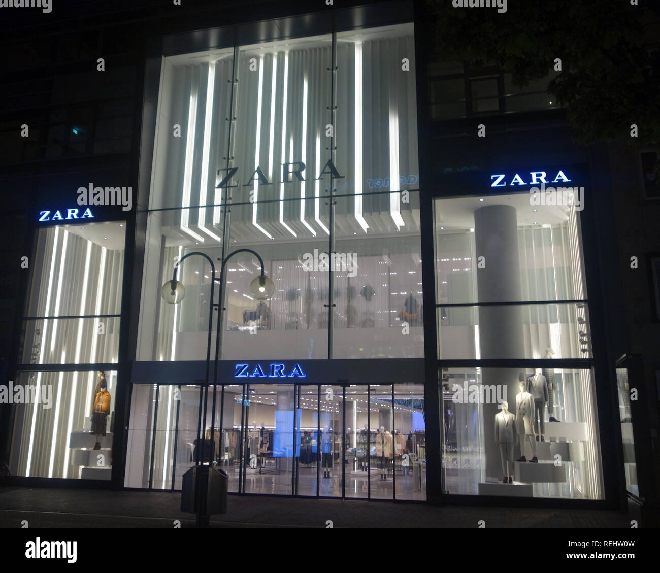 ZARA Köln Schildergasse, die Zara Shop auf der Schildergasse in Köln - der  belebtesten Einkaufsstraße in Europa Stockfotografie - Alamy