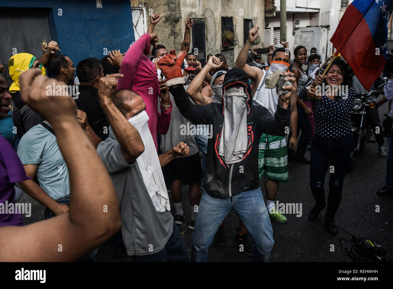 Die protestierenden riefen Slogans während eines Protestes gegen Nicolas Maduro. 27 Offizieren der Nationalgarde wurden nach Aufständischen in den Befehl des Cotiza im Januar 21 in der Stadt Caracas verhaftet. Die politische und wirtschaftliche Krise in Venezuela von internationalen und lokalen Belastungen aufgrund der illegitimität von Nicolas Maduro in der verschärft. Stockfoto