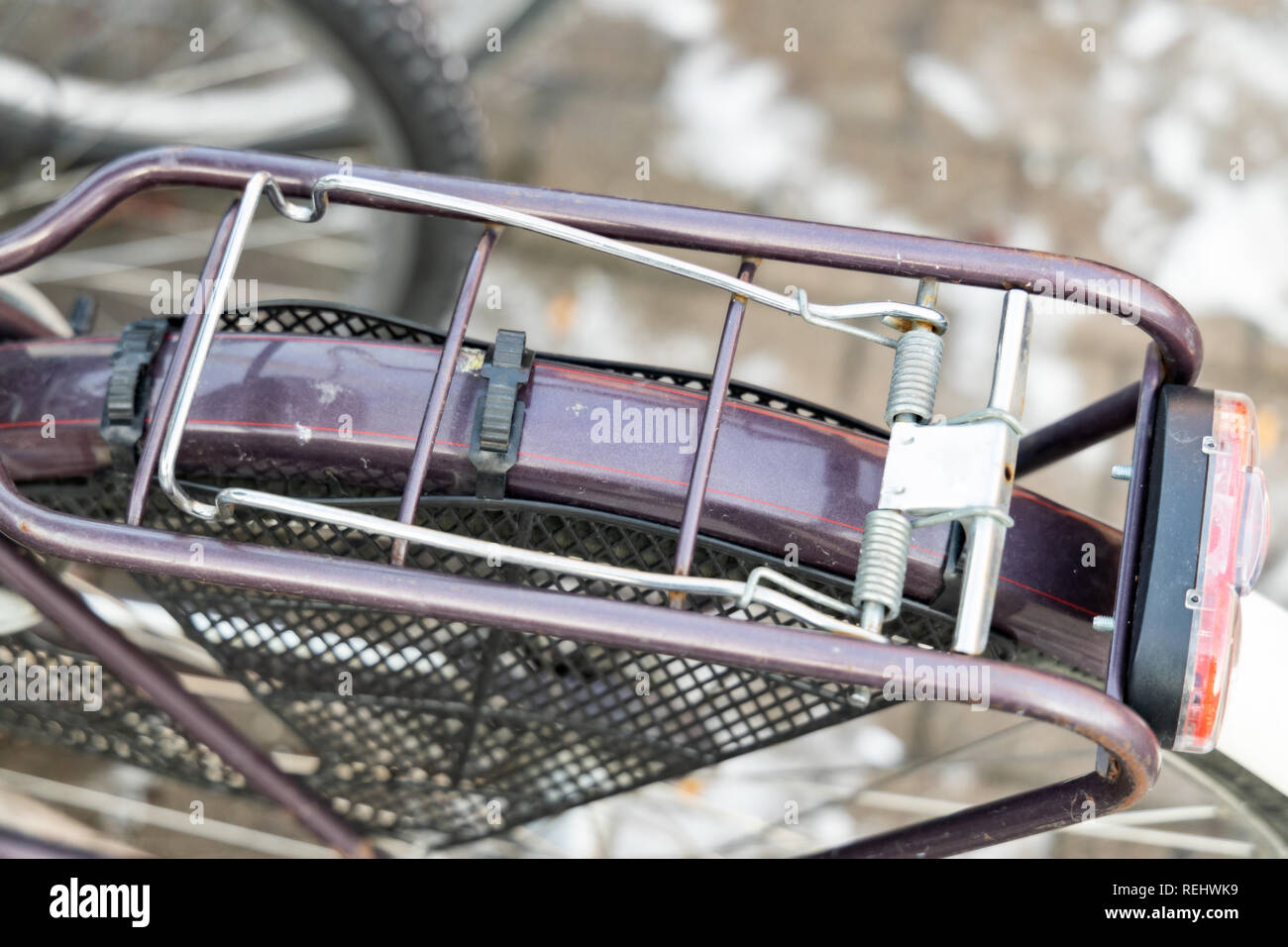Gepäckträger auf dem Fahrrad an einem Wintertag Stockfoto