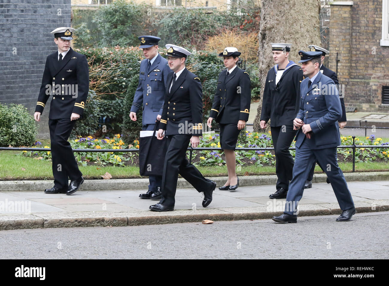 Mitglieder der Neuseeland militärische Personal gesehen in der Downing Street anreisen, vor einer Sitzung zwischen dem britischen Premierminister Theresa May und Premierminister von Neuseeland Jacinda Ardern. Stockfoto