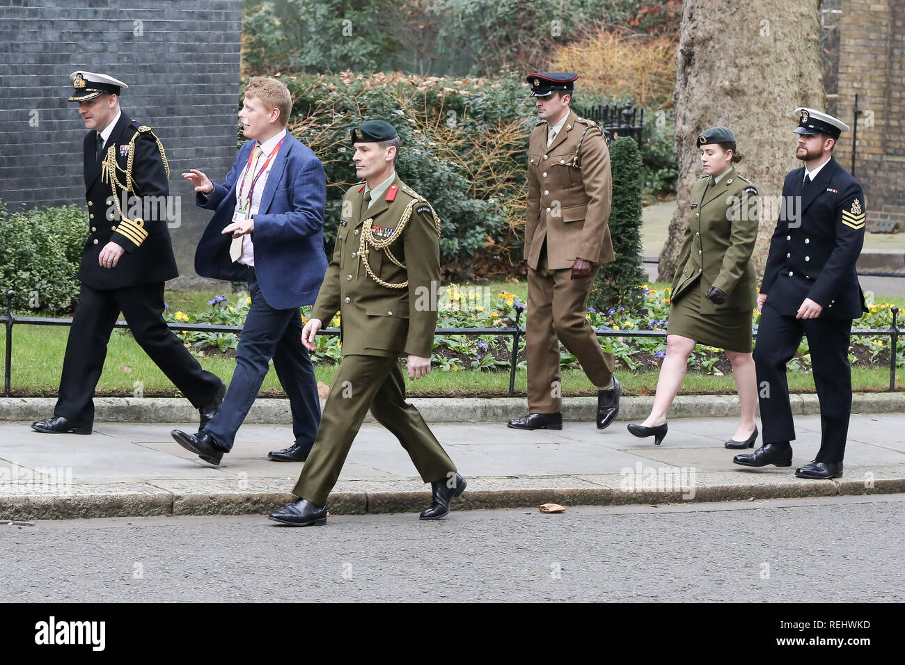 Mitglieder der Neuseeland militärische Personal gesehen in der Downing Street anreisen, vor einer Sitzung zwischen dem britischen Premierminister Theresa May und Premierminister von Neuseeland Jacinda Ardern. Stockfoto