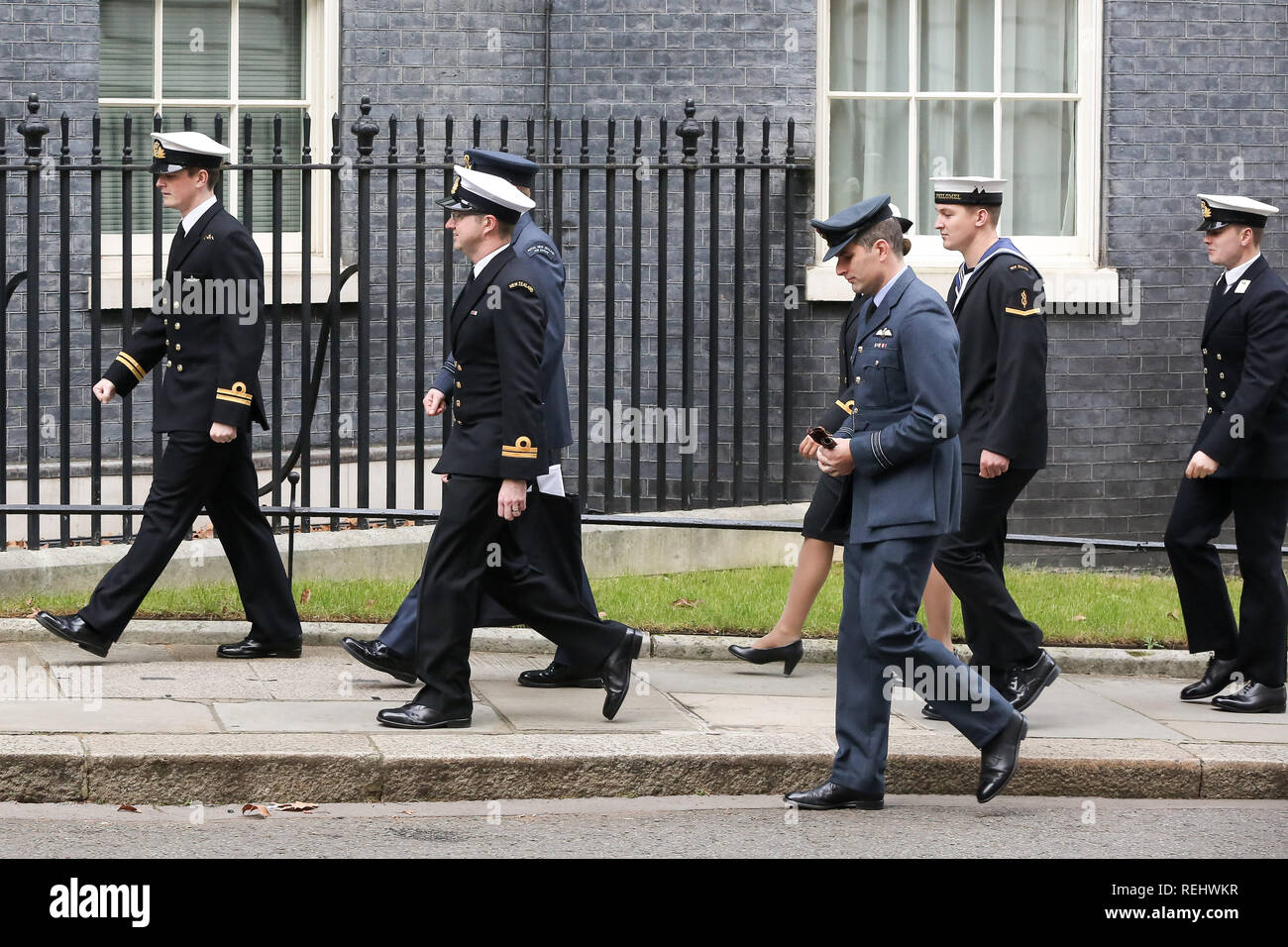 Mitglieder der Neuseeland militärische Personal gesehen in der Downing Street anreisen, vor einer Sitzung zwischen dem britischen Premierminister Theresa May und Premierminister von Neuseeland Jacinda Ardern. Stockfoto