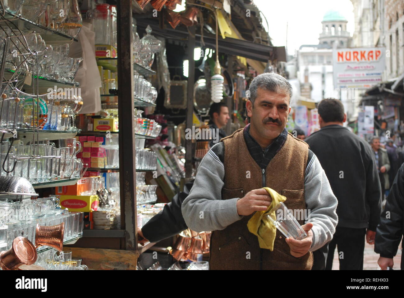 Ein Kaufmann im freien Markt in Istanbul, Türkei, muss ständig seine Gläser für Verkauf reinigen. Stockfoto