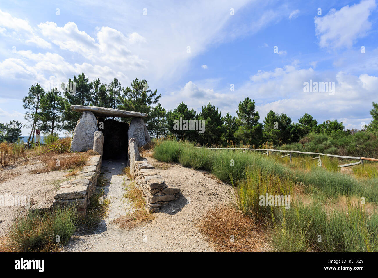 Allgemeine Ansicht der Dolmen von Cortico zeigt die Kammer, Flur und der Zaun auf die äußeren Grenzen des ursprünglichen Damm, in Fornos de Algodres, Po Stockfoto