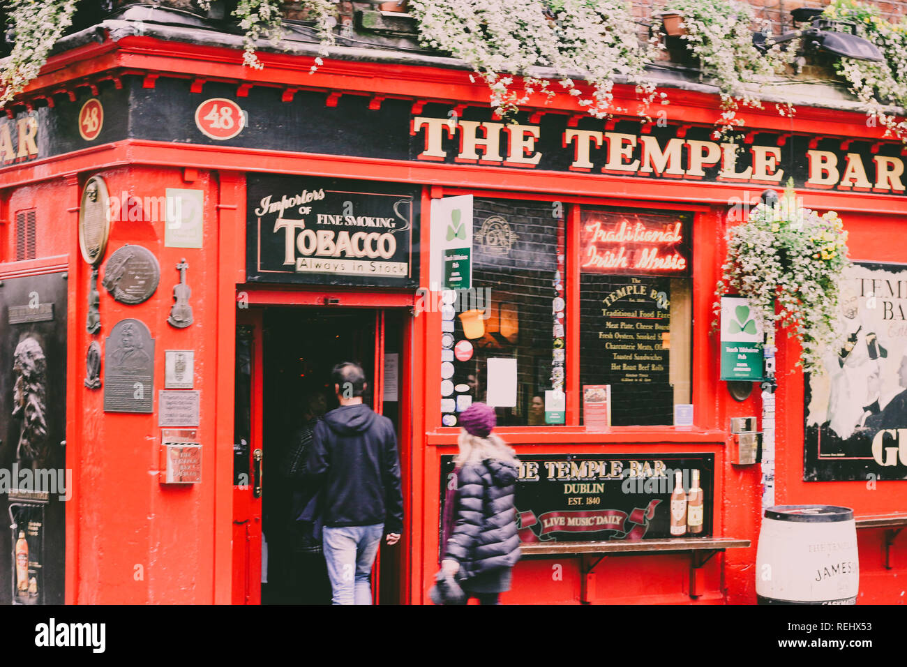 Dublin, Irland, 20. Februar 2018: Blick auf den berühmten Pub, an der Temple Bar Gegend im Zentrum von Dublin. Temple Bar ist als kulturelle Dublins gefördert Stockfoto