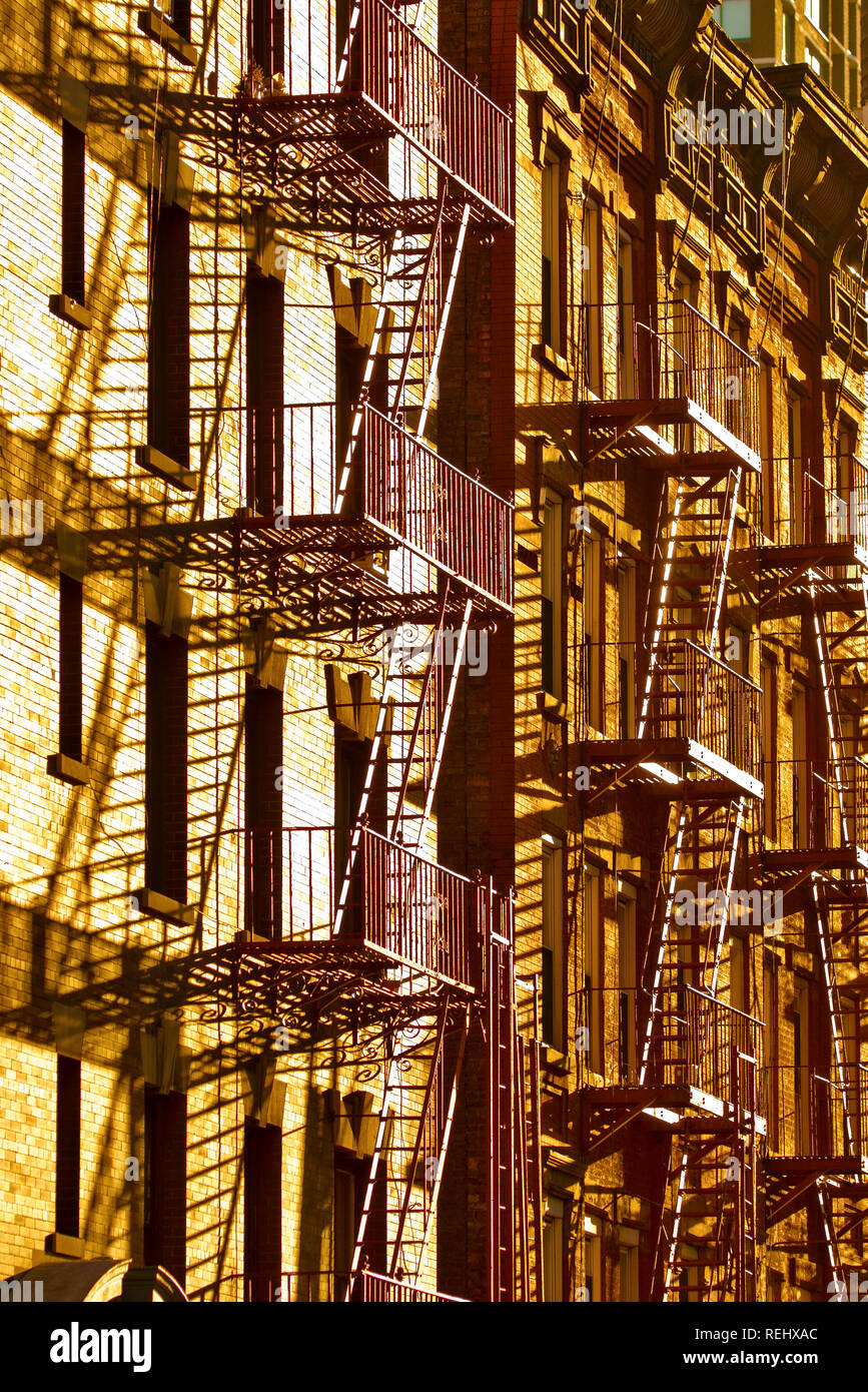 Feuerleitern Tenement Gebäude New York Stockfoto