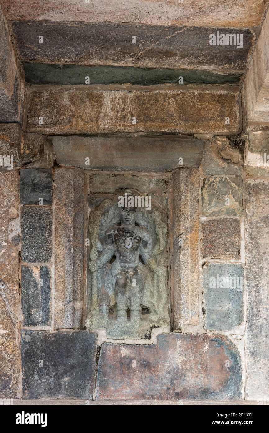 Belur, Karnataka, Indien - November 2, 2013: Chennakeshava Tempel bauen. Steinerne Statue des Gottes Vishnu an der Wand des Tempels. Stockfoto