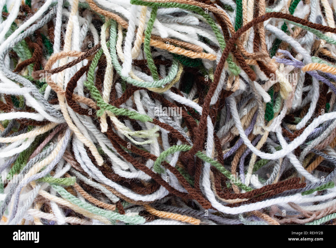 Ein Haufen von Acrylfasern Stücke in vielen Farben aus Häkeln einer afghanischen. Stockfoto