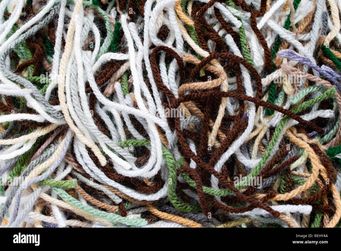 Ein Haufen von Acrylfasern Stücke in vielen Farben aus Häkeln einer afghanischen. Stockfoto